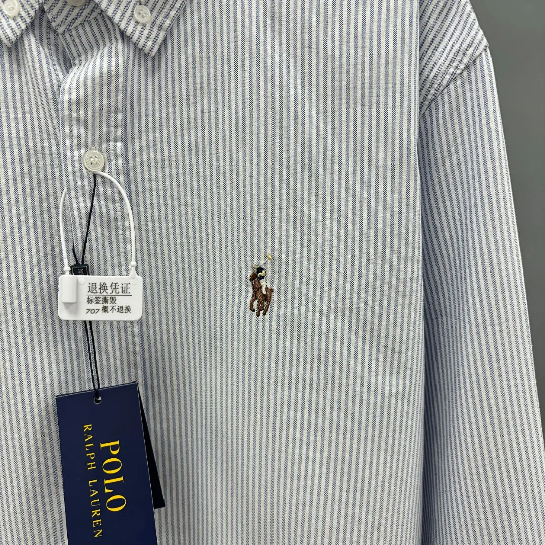 🅿️230 Ralph Lauren/Ralph Lauren imitation striped embroidered shirt. It is made of 100% cotton Oxford fabric. The 100% cotton material makes it very breathable. It is comfortable to wear and not easy to sweat. It has a loose fit and a three-dimensional upper body. The lines are smooth and natural. From the shoulder line to the waistline and then to the hem, the line transition is smooth. There are no unnecessary folds or accumulation. The whole body is neat and stretched. The chest is embellished with the iconic pony embroidery. It is simple but highly recognizable. The color transition of the embroidery thread is natural. The stitches are even and the spacing is uniform and the stitches can be connected naturally. The lines are smooth and not stiff. Color: Blue Size: S M L XL